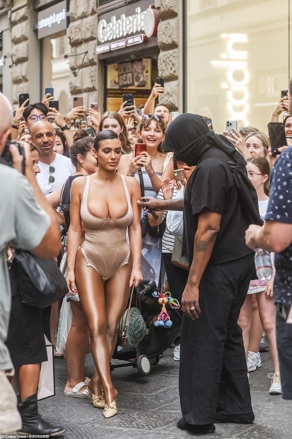 Aufregung: Kanye West und seine neue „Frau“ Bianca Censori sorgten am Donnerstagnachmittag auf der Via dei Calzaiuoli in Florenz, Italien, für große Aufregung