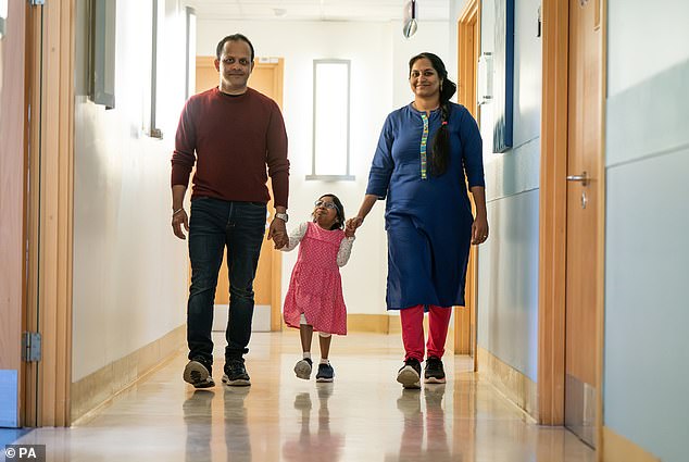 Aditi, 8, mit Vater Uday und Mutter Divya, abgebildet im Great Ormond Street Hospital in London, ein Jahr nach einer lebensverändernden Nierentransplantation