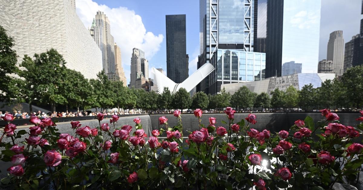 Familienangehörige von Opfern des 11. Septembers und andere Menschen gedenken ihrer Angehörigen am 22. Jahrestag des 11. Septembers.