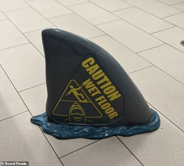 Ein cleveres Haifischflossen-Schild für nassen Boden in Toronto, Kanada, sorgte bei den Menschen für Lacher