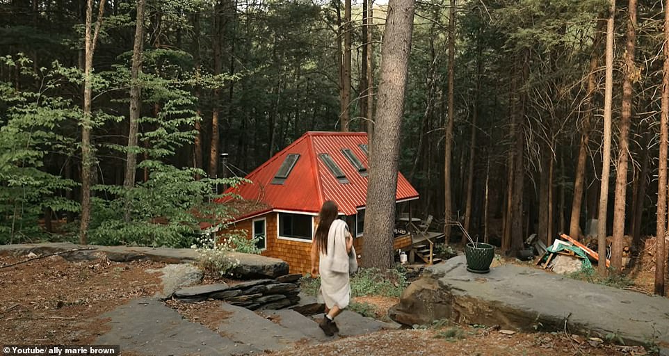 In einer Reihe von YouTube-Videos verrät Ally Marie Brown aus Neuengland, wie sie ihr Leben verändert hat, um mehr im Einklang mit der Natur zu sein