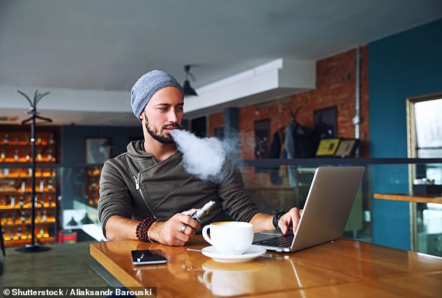 E-Zigaretten können die Spermienzahl verringern, die Libido schwächen und die Hoden schädigen (Archivbild)