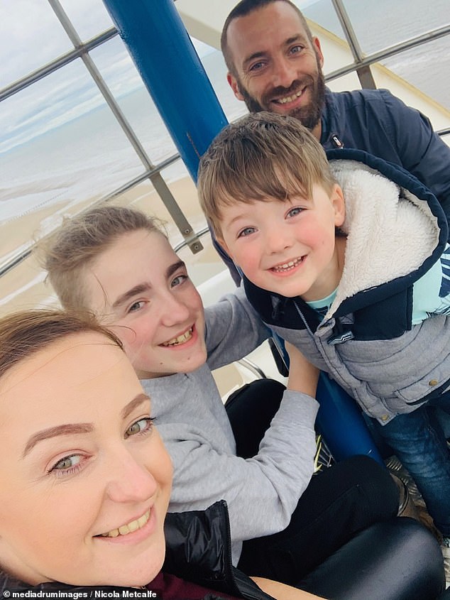 Nicola (ganz links), ihr Mann Chris (ganz rechts) und ihre Kinder Dylan (links) und Fyn (rechts) genossen eine Woche lang Mittagessen für weniger als 10 £