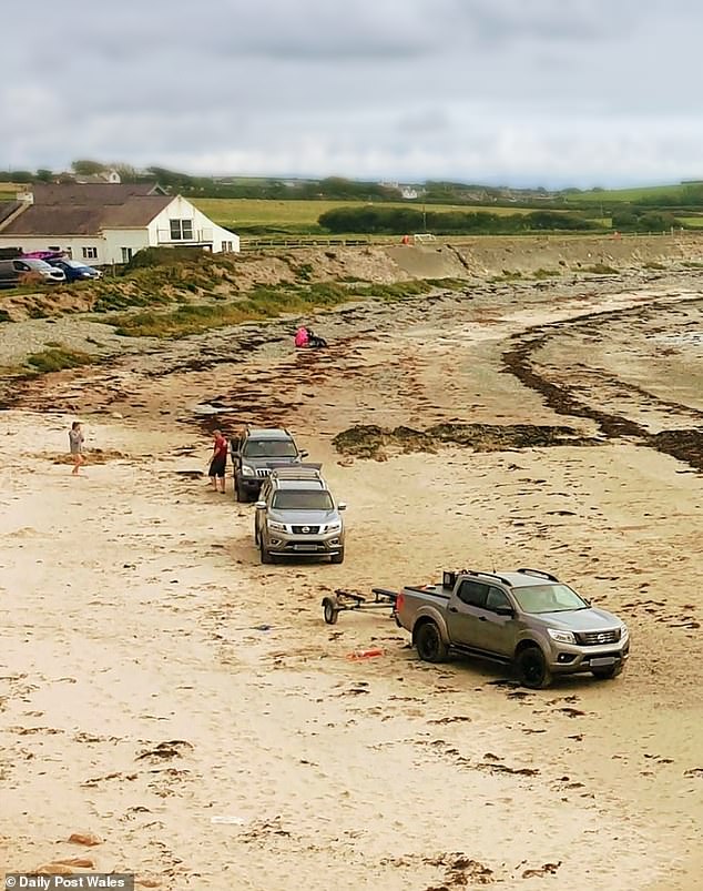 In Anglesey beschimpften die Einheimischen Touristen, weil sie einen abgelegenen Strand als Parkplatz missbrauchten, als drei Geländewagen parkten und grillten – und anschließend ihren Müll an dem schönen Ort zurückließen