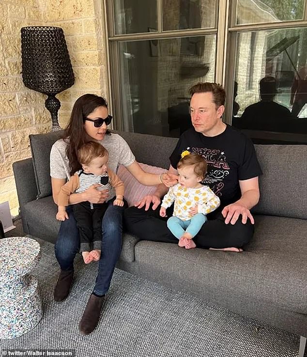 Die Zwillinge Strider und Azure (hier im Alter von 16 Monaten mit ihren Eltern Elon Musk und Shivon Zilis) wurden im November 2021 geboren, nur wenige Wochen bevor Musk und Claire Boucher, die Musikerin, die als Grimes auftritt, ihr zweites Kind per Leihmutter bekamen
