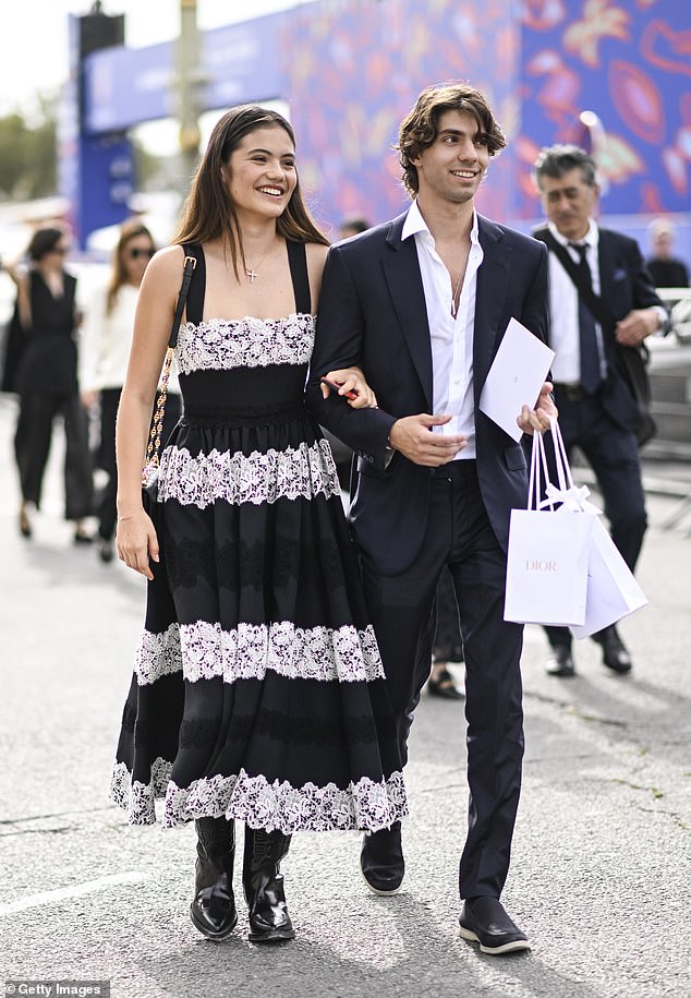Emma Raducanu, 20, bestätigte schließlich ihre Romanze mit dem Milliardärssohn Carlo Agnostinelli, 23, auf der Paris Fashion Week, als sie Arm in Arm zur Dior-Show kamen