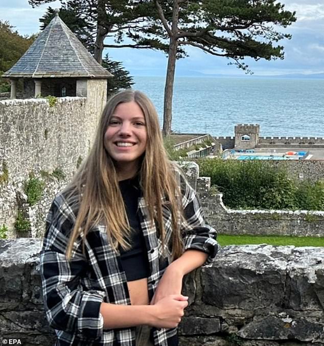 Die 16-jährige Infantin Sofía aus Spanien schien aufgeregt, das neue Schuljahr zu beginnen, als sie auf den gestern veröffentlichten Fotos das Gelände von Hippie Hogwarts besichtigte