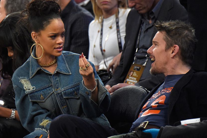 NEW YORK, NY – 15. FEBRUAR: Rihanna und Ethan Hawke nehmen am 15. Februar 2015 am 64. NBA All-Star Game 2015 in New York City teil.  (Foto von Kevin Mazur/WireImage)