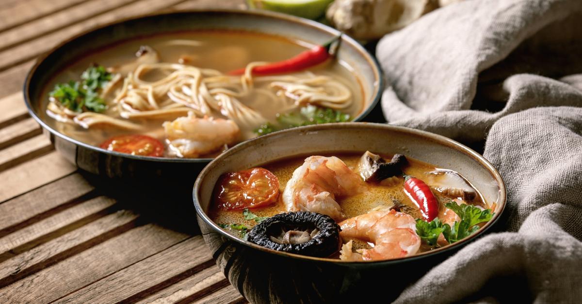 Ein Foto von zwei verschiedenen asiatischen Suppen.