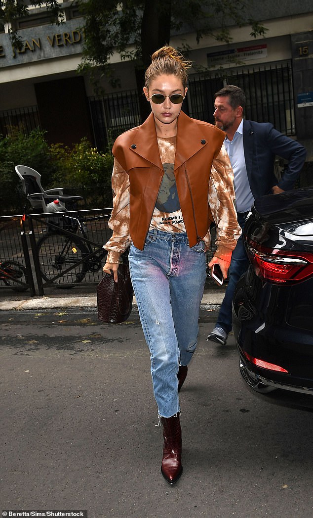 Gigi Hadid kombinierte ihre Stiefeletten im Western-Stil mit abgeschnittenen Jeans und einer Longchamp-Weste