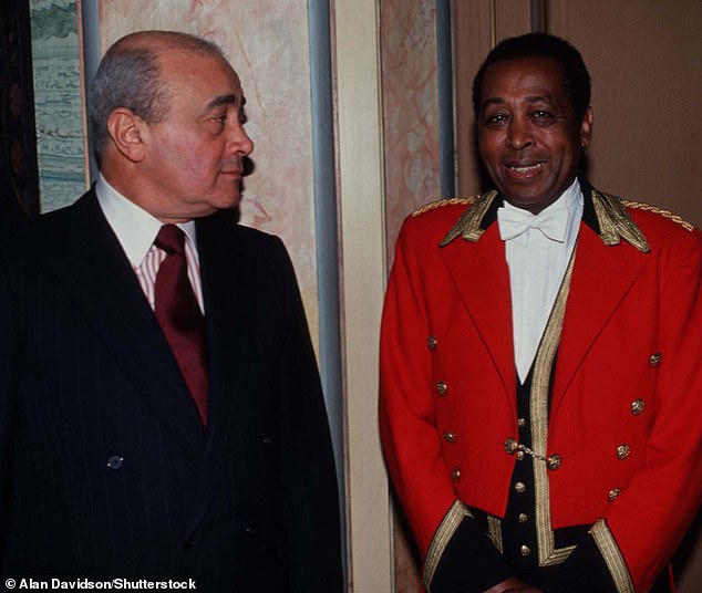 Mohamed Al-Fayed und sein vertrauenswürdiger Kammerdiener Sydney Johnson (zusammen abgebildet im Jahr 1989), der zuvor 30 Jahre lang als persönlicher Kammerdiener für den Herzog von Windsor gearbeitet hatte – die beiden Männer verband eine enge Arbeitsfreundschaft, wobei Al-Fayed ihn „aufrichtig“ nannte „ein Gentleman's Gentleman“, als der Butler 1990 starb