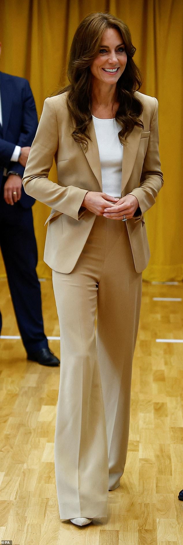 Kate Middleton strahlte „Cappuccino-Couture“ in einem stilvollen Kamelanzug von Roland Mouret und einem cremefarbenen Top aus, als sie diese Woche eine Jugendhilfsorganisation in East London besuchte