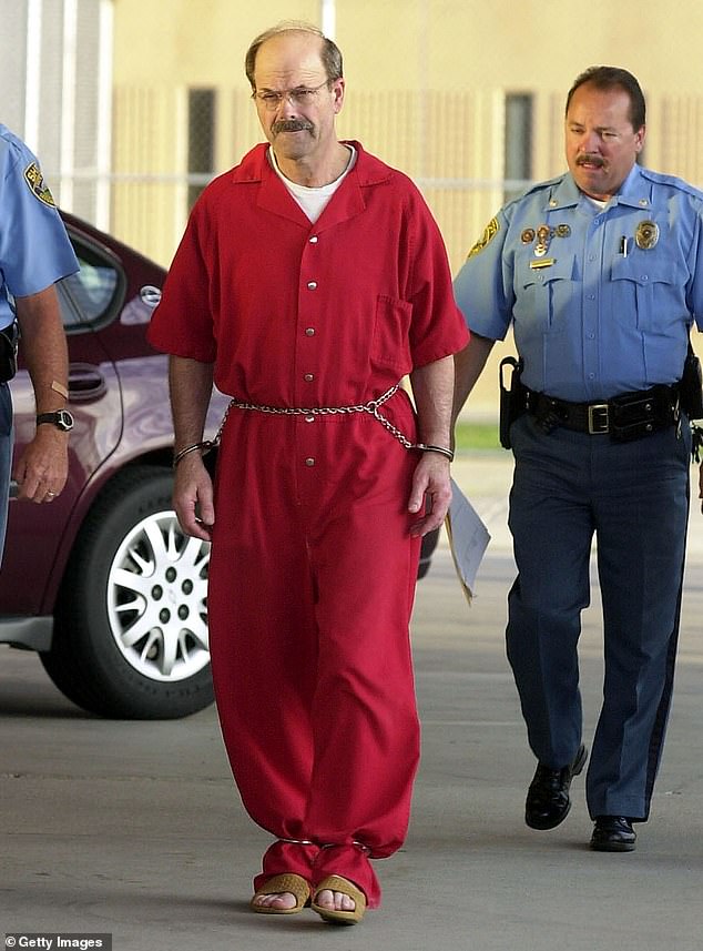 IM BILD: Der produktive Serienmörder Dennis Rader, auch bekannt als BTK, ist 2005 nach seiner Verhaftung abgebildet.  Die Ermittler hoffen, eine Verbindung zu anderen ungeklärten Verbrechen herzustellen