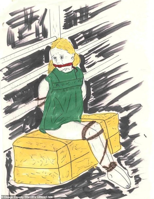 Eine der Skizzen zeigt eine junge blonde Frau mit Zöpfen, einem grünen Oberteil und gefesselten Armen und Beinen, die auf etwas sitzt, das wie ein Heuhaufen aussieht.  Beamte bemerkten die schwarzen Rohrleitungen auf dem Bild, bei denen es sich möglicherweise um die Wände einer Scheune handelte