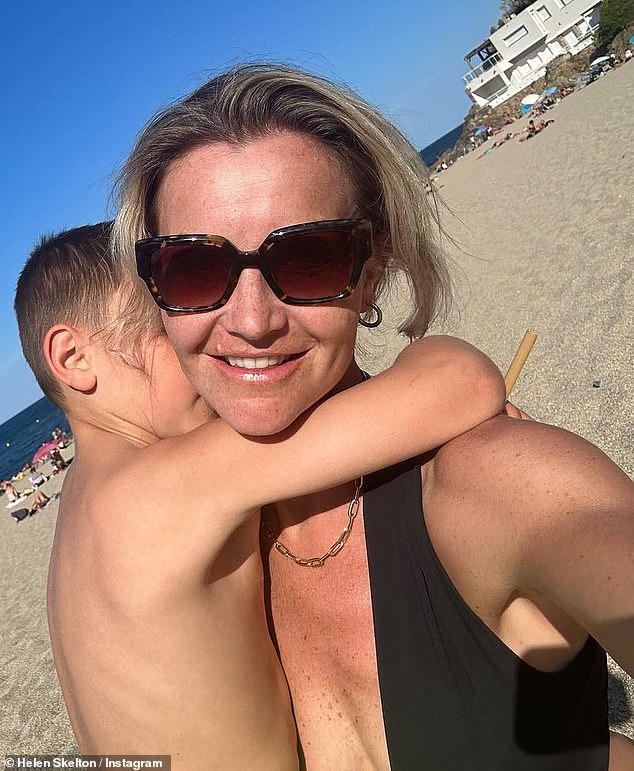 Liebe: Helen kuschelte am Strand mit einem ihrer Söhne