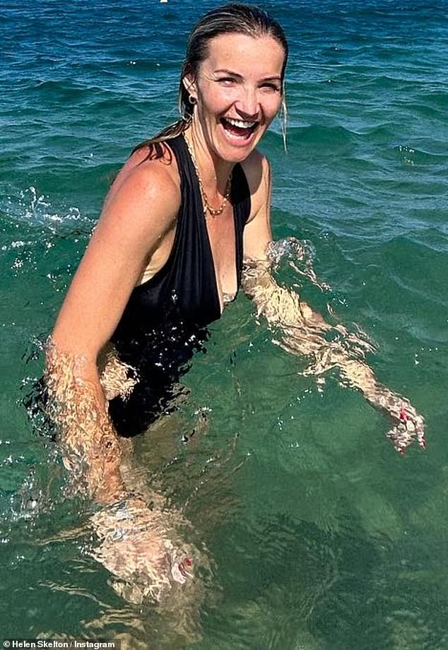 Glücklich: Helen Skelton, 40, hat mit Familie und Freunden Urlaub in Südfrankreich gemacht und hat am Montag auf Instagram eine Reihe von Schnappschüssen von dem unterhaltsamen Kurzurlaub geteilt