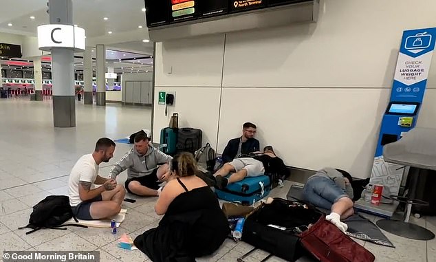 Reisende mussten die Nacht auf dem Boden des Flughafens Gatwick verbringen