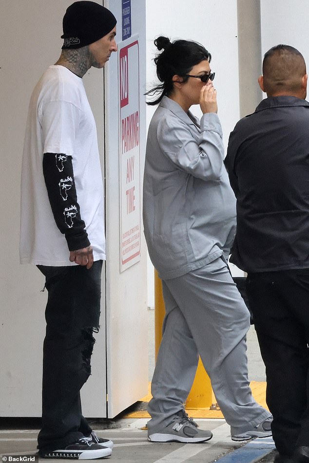 Unterwegs: Eine noch hochschwangere Kourtney Kardashian und ihr Ehemann Travis Barker wurden am Samstag beim Verlassen eines Krankenhauses in Los Angeles gesehen