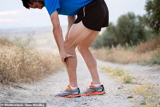 Schäden am Knorpel im Knie und gerissene Bänder, die das Knie zusammenhalten, sind häufige Verletzungen, die durch Traumata entstehen.  Die Ursache könnte eine Sportverletzung sein, sagen Experten