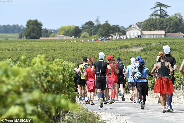 Einzigartig ist, dass es beim Marathon des Chateaux du Medoc nicht weniger als 23 Weinverkostungsstationen entlang der Strecke gibt