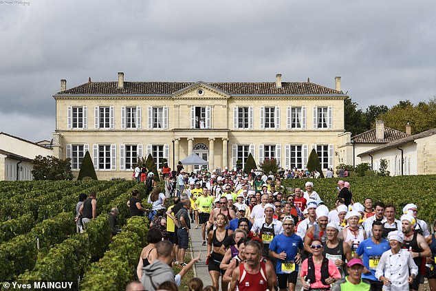 Die Route des Marathon des Chateaux du Médoc führt durch die französische Region Médoc in der Nähe von Bordeaux und führt an einigen der schönsten Weinberge der Welt vorbei