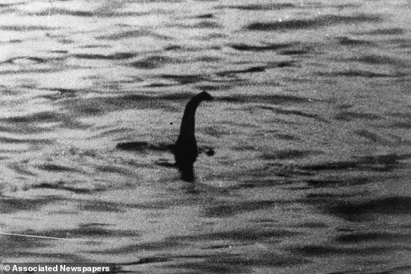 Robert Kenneth Wilson, ein Londoner Arzt, hat das wohl berühmteste Bild des Ungeheuers von Loch Ness aufgenommen.  Das Foto des Chirurgen wurde am 21. April 1934 in der Daily Mail veröffentlicht – später stellte sich jedoch heraus, dass es sich um eine Fälschung handelte