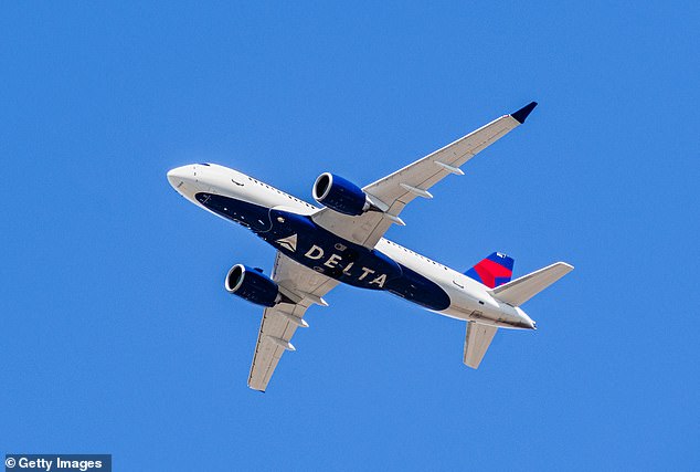 Menschen, die an Bord des mittlerweile berühmten „Poo-Flugzeugs“ saßen, haben die sozialen Medien genutzt, um Einzelheiten der schrecklichen Reise zu teilen. Hier ist ein serienmäßiges Delta-Flugzeug zu sehen