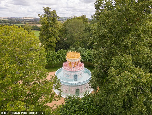 Der Pavillon „Hochzeitstorte“ ist der süßeste architektonische Schatz, der Besucher im Waddeson Manor in Buckinghamshire erwartet