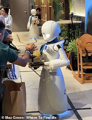 Der Erfinder von Reiseinhalten, Maz Green, kam im Dawn Avatar Robot Café in Tokio auf einen Saft und einen grünen Tee vorbei