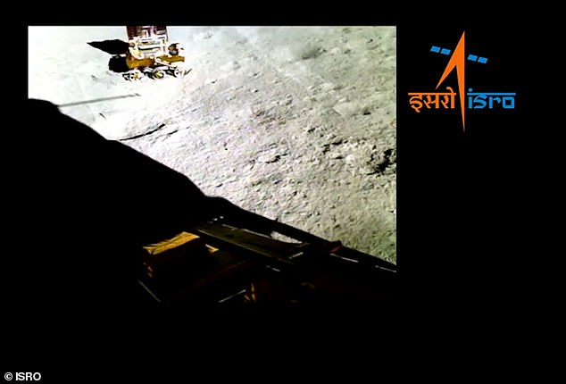 Der Clip wurde von einer Kamera auf dem größeren Mutterlandegerät Chandrayaan-3 aufgenommen, das den Rover in seinem Bauch zum Mond trug, bevor er ihn kurz nach der Landung freisetzte