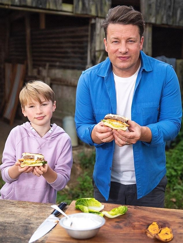 Jamie Oliver (rechts) sagt, sein 12-jähriger Sohn Buddy (links) habe seine beeindruckenden Kochkünste durch reine Übung und Hingabe erlernt