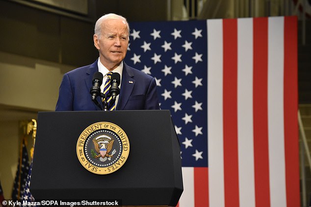 Präsident Joe Biden stellte am Freitag in einer Rede die bizarre Behauptung auf, er habe politische Theorie an einer Ivy-League-Universität gelehrt, wo er lediglich als Gastwissenschaftler und Honorarprofessor fungierte
