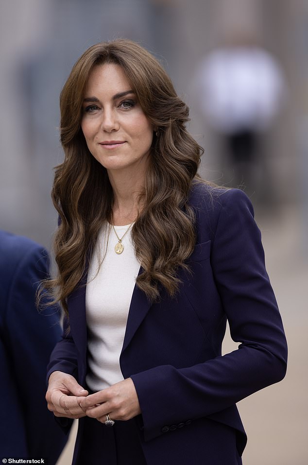 Kate Middleton erwies ihren Kindern eine süße Hommage, als sie am Dienstag bei einem Besuch in einem Gefängnis in Surrey eine Halskette mit ihren Initialen trug