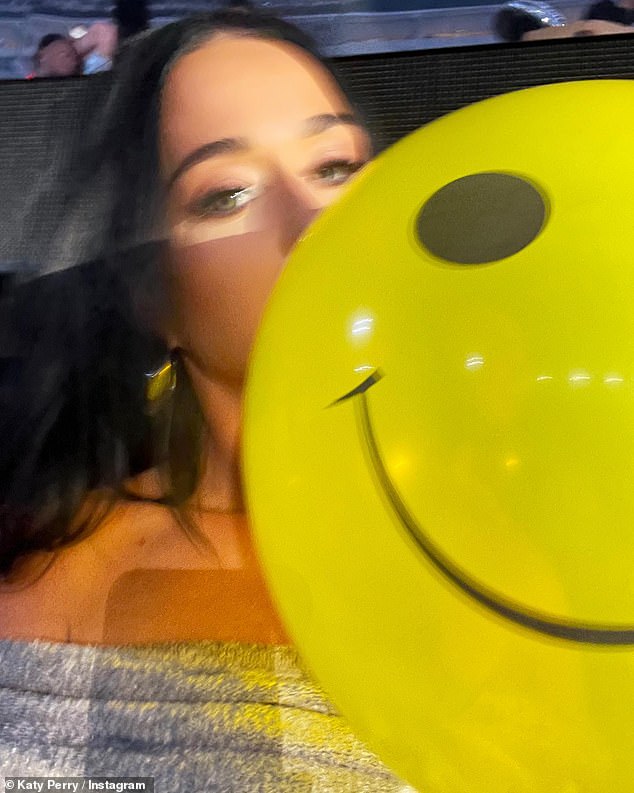 Liebevolles Leben: Sie posierte mit einem Smiley-Ballon, während sie mit einer Gruppe von Freunden die Show sah