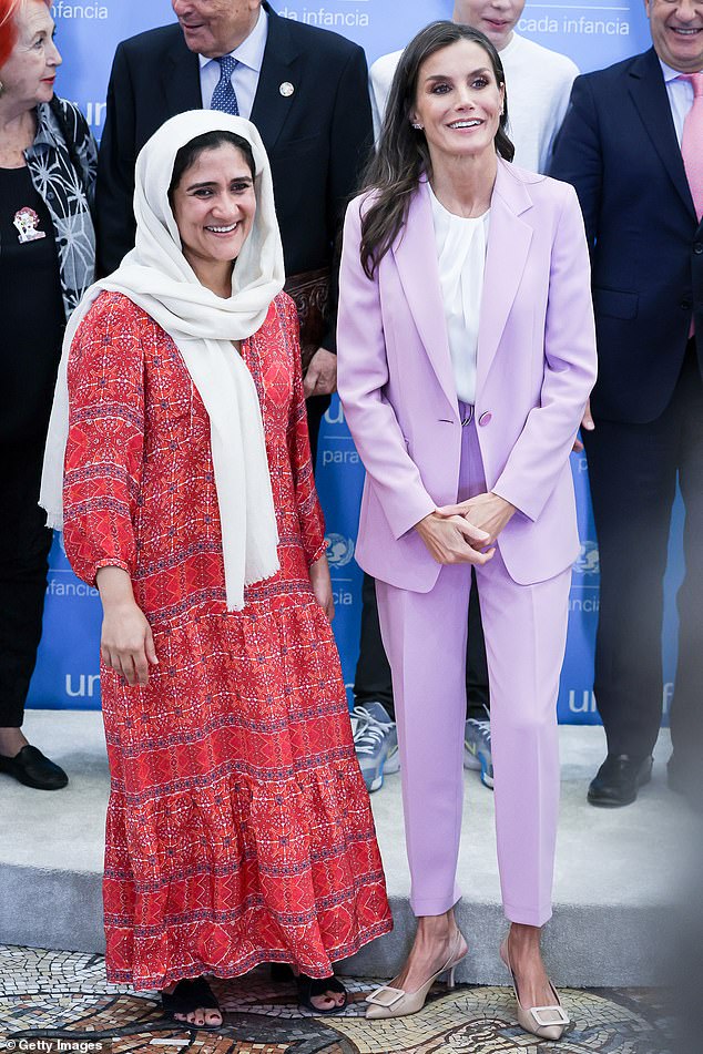 Die spanische Königin lächelte, als sie Anfang des Monats bei der Veranstaltung in Madrid mit Shabana Basij-Rasikh abgebildet wurde