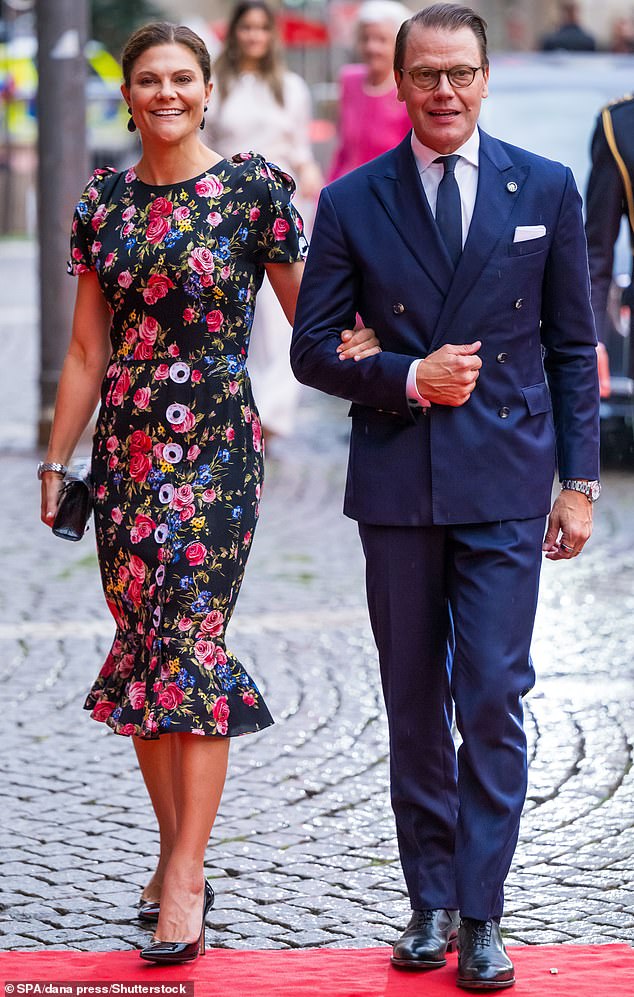 Kronprinzessin Victoria, 46, machte gestern Abend bei der Veranstaltung in Stockholm eine elegante Figur, als sie ein schwarzes Kleid mit Blumenmuster anzog