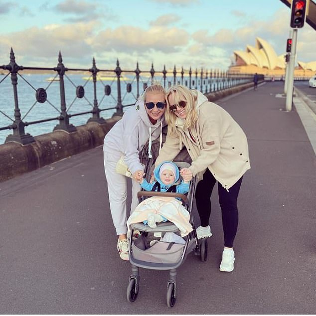 Rebel Wilson und ihre Verlobte Ramona Agruma wickelten ihr kleines Mädchen Royce diese Woche in einen süßen Kapuzenpullover und eine Decke, um das Sydney Opera House zu besichtigen