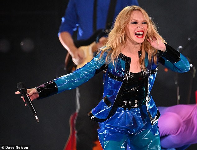 Sieht gut aus: Kylie Minogue zog in einem auffälligen blauen Ensemble alle Blicke auf sich, als sie am Sonntag auf der Bühne von BBC Radio 2 In The Park 2023 im Victoria Park auftrat