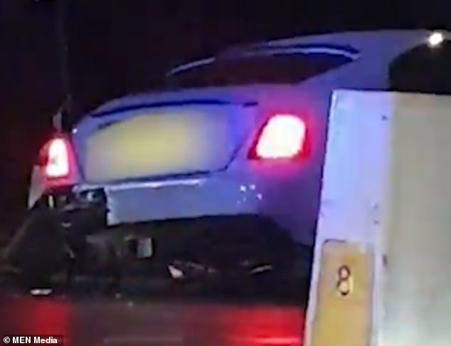 Der weiße Rolls-Royce blieb quer auf der Straße liegen und erlitt erhebliche Schäden am Heck des Fahrzeugs