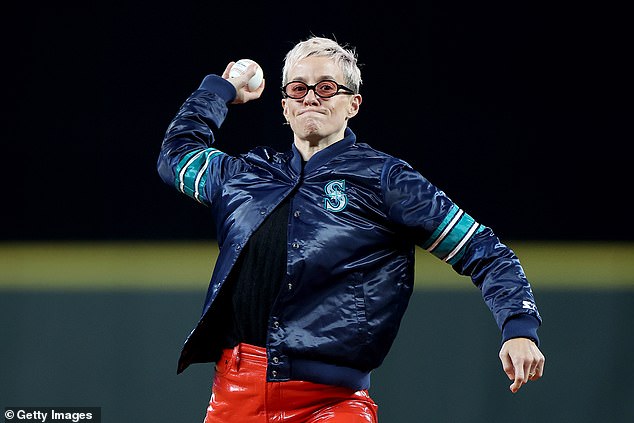 Megan Rapinoe wirft den zeremoniellen ersten Pitch vor dem Spiel zwischen den Astros und den Mariners in Seattle