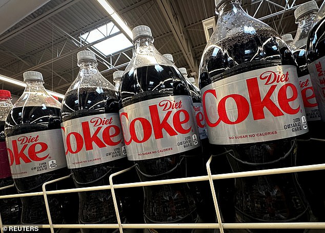 Der künstliche Süßstoff Aspartam, der in Getränken wie Diät-Cola enthalten ist, wurde von der Weltgesundheitsorganisation (WHO) als möglicherweise krebserregend eingestuft.