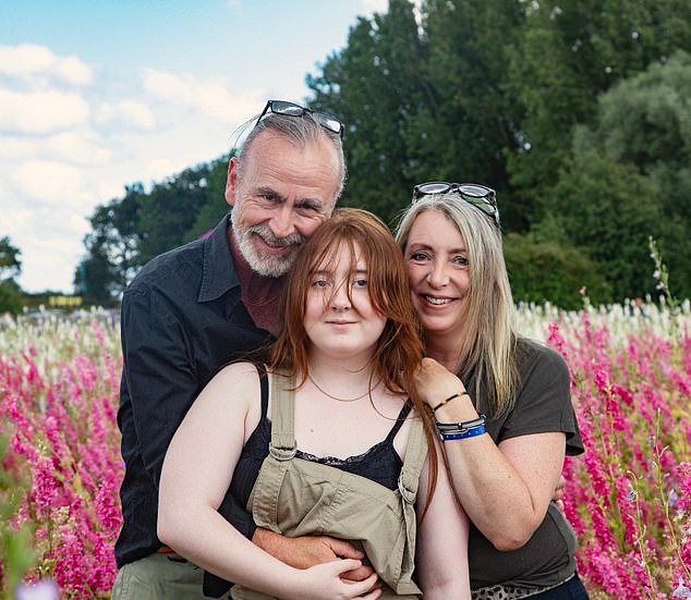 Molly aus Herefordshire, abgebildet mit ihrer Mutter Naomi Holman und ihrem Vater Nigel, fühlte sich mehrere Wochen lang lethargisch, ungeschickt und klagte über Kopfschmerzen.  Doch diese Symptome eines Gehirntumors wurden zunächst abgetan, bis sie einen Sehtest hatte