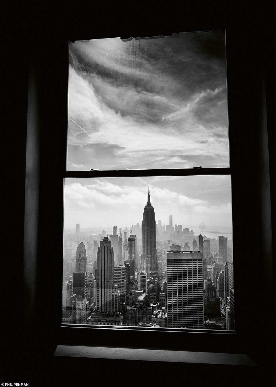 Eine Reihe atemberaubender Bilder zeigt den Big Apple in seiner ganzen Pracht mit Porträts, die den New Yorker Stil veranschaulichen, darunter dieser atemberaubende Blick vom Top of the Rock auf das Empire State Building