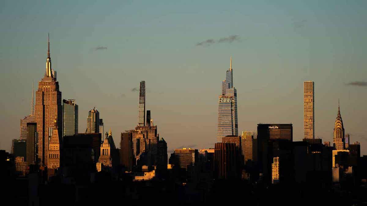 Skyline von New York City bei Sonnenuntergang im November 2022