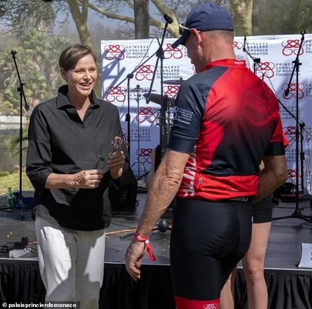 Der Palast veröffentlichte gestern Fotos von Prinzessin Charlene in Sun City, Südafrika, wo sie dem Siegerteam eines Wasserradrennens eine Trophäe überreichte