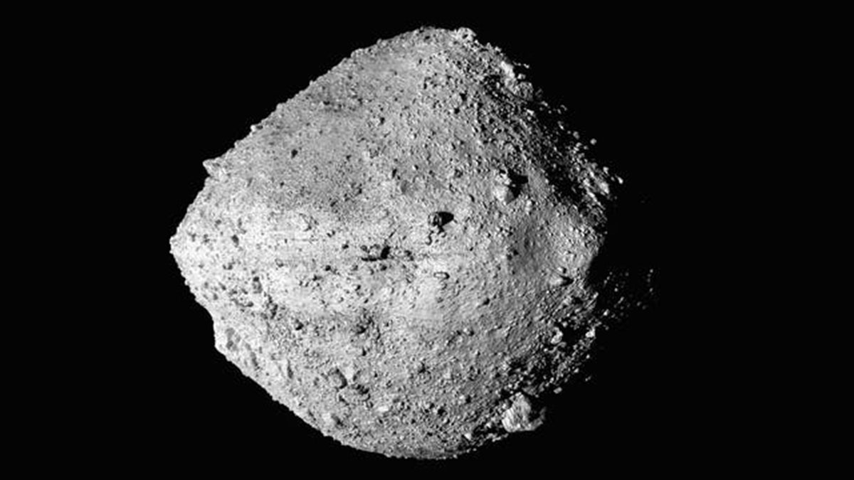 Der graue Asteroid Bennu schwebt im Weltraum 