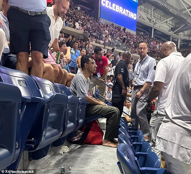 Der US-Open-Demonstrant Sayak Mukhopadhyay klebte mit seinen Füßen am Boden des Arthur Ashe Stadions