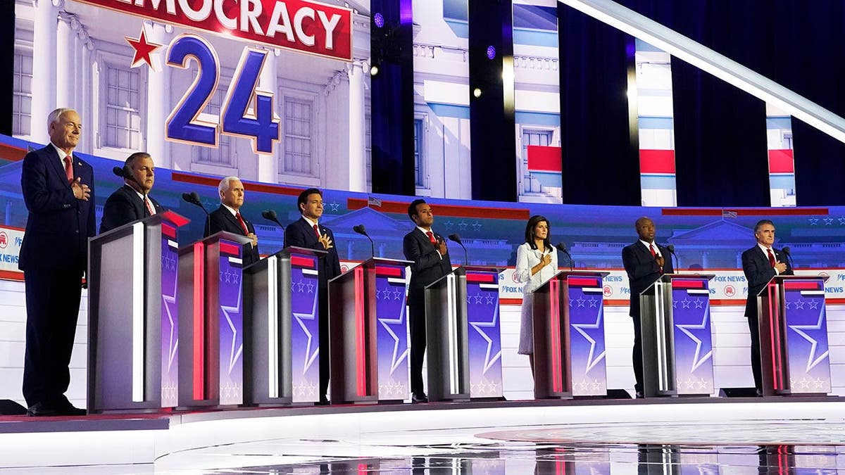 GOP-Kandidaten auf der Bühne zur ersten republikanischen Debatte.