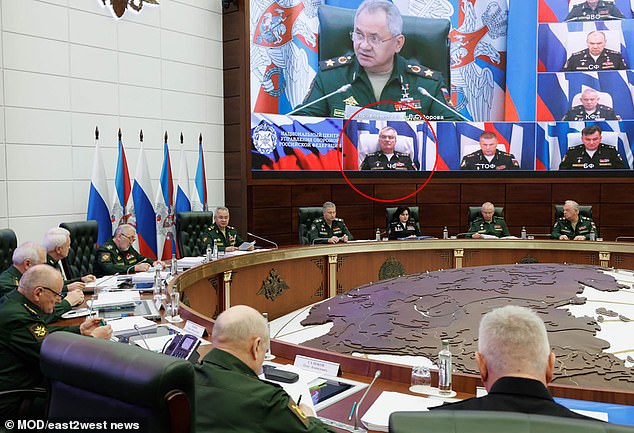 Auf einem vom russischen Verteidigungsministerium veröffentlichten Bild scheint Viktor Sokolov (eingekreist) an einer Videokonferenz mit Verteidigungsminister Sergej Schoigu (Hauptbild auf Videobildschirm) sowie anderen Spitzenadmiralen und Armeechefs teilzunehmen