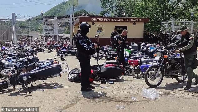Polizisten und Soldaten inspizieren am Mittwoch die Motorräder, die im Tocorón-Gefängniszentrum in Aragua, Venezuela, gefunden wurden